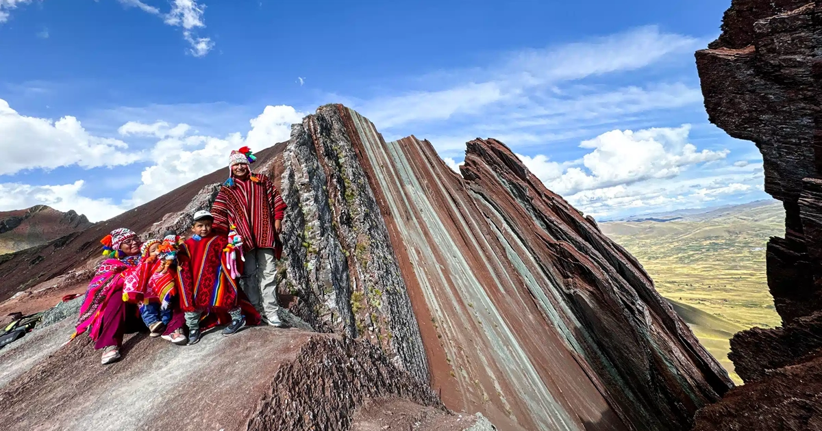Montaña de Colores Pallay Punchu: Guía Completa para Descubrir este Tesoro Oculto en los Andes Montaña de Colores Pallay Punchu: Guía Completa para Descubrir este Tesoro Oculto en los Andes
